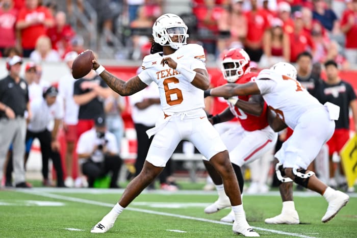 Texas Longhorns quarterback Maalik Murphy (6) looks to pass the ball during the fourth quarter against the Houston Cougars at TDECU Stadium.